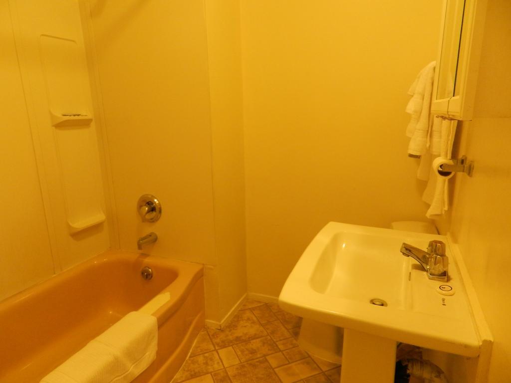 Lytton Hotel Room photo