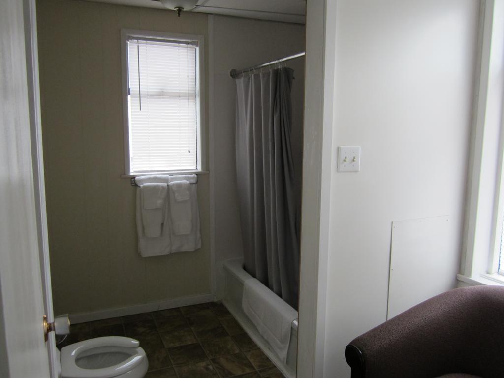 Lytton Hotel Room photo